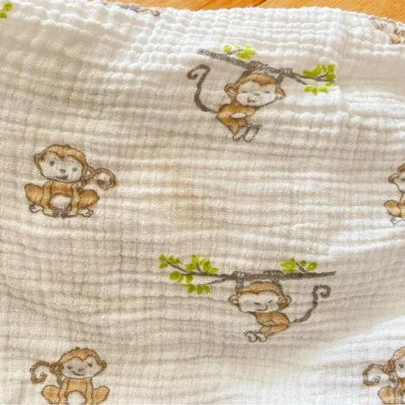 2 Crib Sheets: Happy Monkey Print. Muslin. White and brown, unisex. - Picture 6 of 6